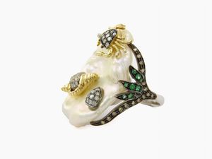 Anello in oro bianco e giallo 585/1000, diamanti, smeraldi e perla coltivata barocca  - Asta Gioielli - II - Associazione Nazionale - Case d'Asta italiane