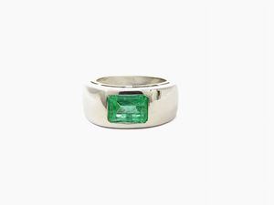 Anello a fascia in platino con smeraldo  - Asta Gioielli - II - Associazione Nazionale - Case d'Asta italiane