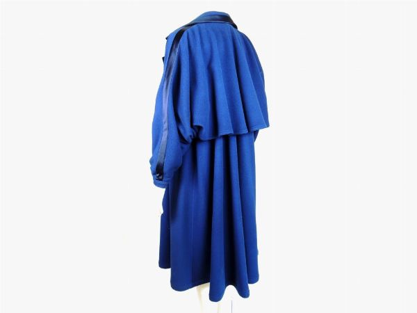 Cappotto in lana blu  - Asta Fiamma Breschi: La Signora della Formula 1 - Associazione Nazionale - Case d'Asta italiane