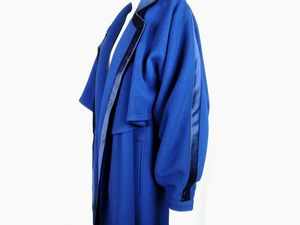 Cappotto in lana blu  - Asta Fiamma Breschi: La Signora della Formula 1 - Associazione Nazionale - Case d'Asta italiane