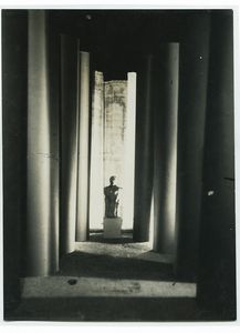 ANTON GIULIO BRAGAGLIA<br>Frosinone, 1890 - Roma, 1960 - Fotografia di scena generica per il Teatro sperimentale degli Indipendenti, 1929