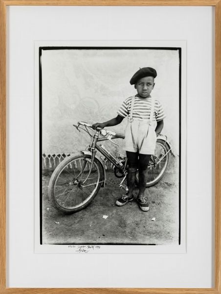 Keta Seydou : Bambino con bicicletta, 1988  - Asta Fotografia - Associazione Nazionale - Case d'Asta italiane