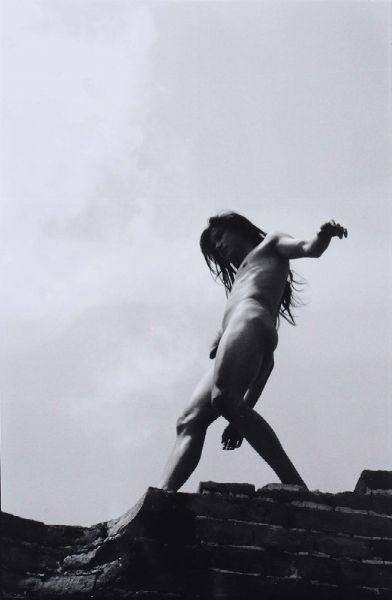 Liuming Ma : Fen-Ma Liuming walks the Great Wall, 1998  - Asta Fotografia - Associazione Nazionale - Case d'Asta italiane