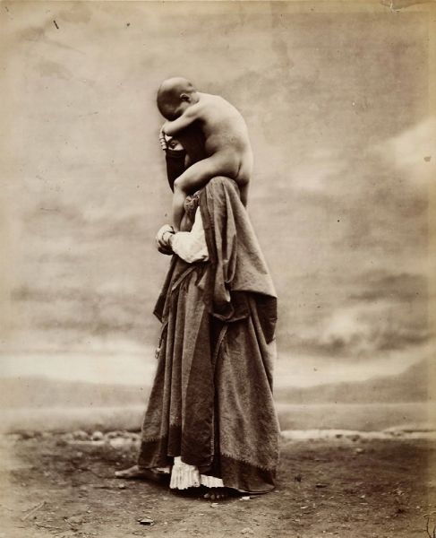 Schoefft Otto : Femme portant son enfant  - Asta Fotografia - Associazione Nazionale - Case d'Asta italiane