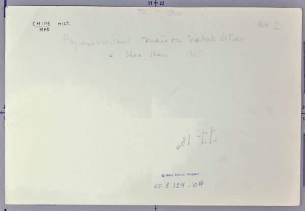 Riboud Marc : Paysans visitant maison natale de Mao  Shao Shan, 1965  - Asta Fotografia - Associazione Nazionale - Case d'Asta italiane