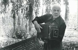 Franck Martine : Paul Strand photographe americain dans sa maison  Orgeval  - Asta Fotografia - Associazione Nazionale - Case d'Asta italiane