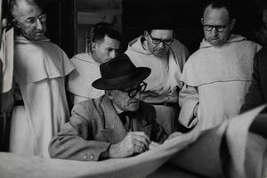 Burri Ren : Le Corbusier avec les moines de Ronchamp, abbaye moderne construite par lui, 1959  - Asta Fotografia - Associazione Nazionale - Case d'Asta italiane
