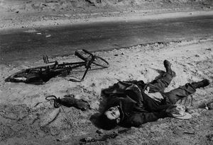 Rodger George : World war II, 1941 one of Rommels Afrika Corps shot in the western desert (soldat italien)  - Asta Fotografia - Associazione Nazionale - Case d'Asta italiane