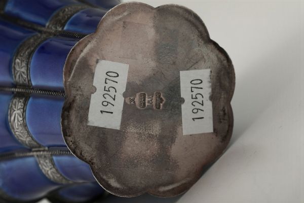 Vaso in argento e smalto blu, XX secolo  - Asta Argenti da Collezione | XX secolo - Associazione Nazionale - Case d'Asta italiane