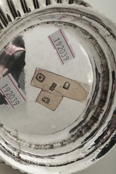 Caffettiera in argento fuso, sbalzato e cesellato, Londra 1769, argentiere Emick Romer  - Asta Argenti da Collezione - Associazione Nazionale - Case d'Asta italiane