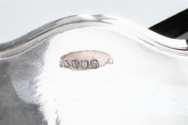 Vassoio sottoteiera in argento fuso e sbalzato. Londra 1786, argentiere Edward Jay  - Asta Argenti da Collezione - Associazione Nazionale - Case d'Asta italiane