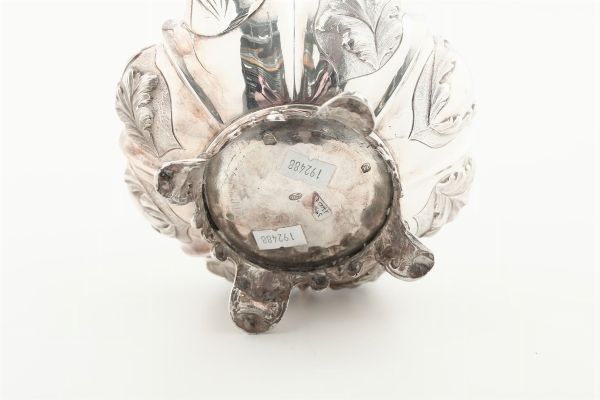 Teiera in argento fuso, sbalzato e cesellato Londra 1835, bollo dell'argentiere BS (non identificato)  - Asta Argenti da Collezione - Associazione Nazionale - Case d'Asta italiane