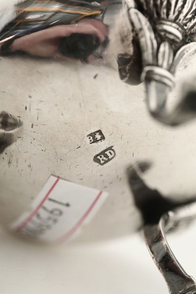 Coppia di saliere in argento fuso, sbalzato e cesellato. Napoli inizi XIX secolo  - Asta Argenti da Collezione - Associazione Nazionale - Case d'Asta italiane
