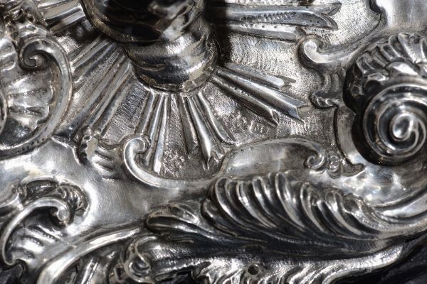 Acquasantiera in argento sbalzato e cesellato con motivi a volute Napoli XVIII secolo  - Asta Argenti da Collezione - Associazione Nazionale - Case d'Asta italiane