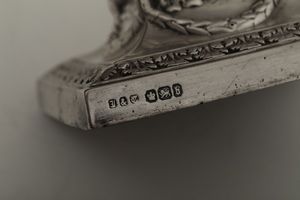 Coppia di candelieri in argento fuso, sbalzato e cesellato citt di Sheffield 1894, bollo di argentiere non identificato  - Asta Argenti da Collezione - Associazione Nazionale - Case d'Asta italiane