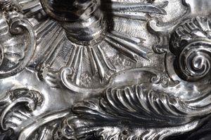 Acquasantiera in argento sbalzato e cesellato con motivi a volute Napoli XVIII secolo  - Asta Argenti da Collezione - Associazione Nazionale - Case d'Asta italiane