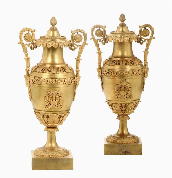 Coppia di vasi biansati in bronzo dorato, XIX secolo  - Asta Scultura, Arredi e Oggetti d'Arte - Associazione Nazionale - Case d'Asta italiane
