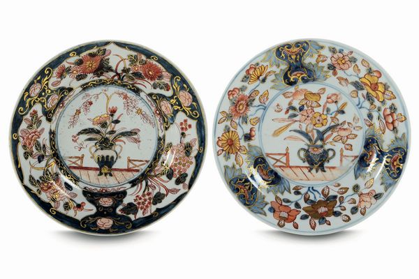 Due piatti Vienna, Manifattura Du Paquier, 1740 circa Giappone, inizio del XVIII secolo  - Asta Maioliche e Porcellane - Associazione Nazionale - Case d'Asta italiane