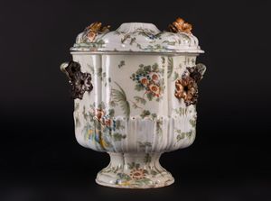 MANIFATTURA VENETA DEL XVIII SECOLO - Grande vaso da fiori in ceramica con base costolata circolare, corpo scanalato sormontato da coperchio a un buco.