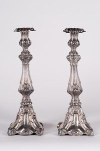 MANIFATTURA VENEZIANA DEL XVIII SECOLO - Coppia di candelabri in argento cesellato e sbalzato a motivi rocaille