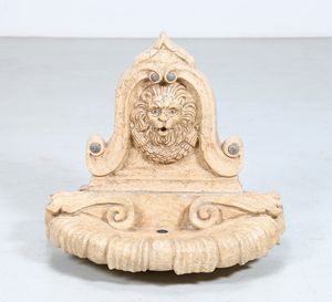 MANIFATTURA ITALIANA DEL XVII SECOLO - Fontana in marmo decorata al centro con testa di leone.