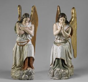MANIFATTURA DEL XVII SECOLO - Coppia di angeli in legno scolpito e dipinto.