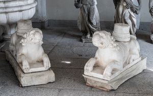 SCULTORE ROMANICO ATTIVO IN ITALIA DEL NORD FRA XIII E XIV SECOLO - Coppia di leoni stilofori in pietra.