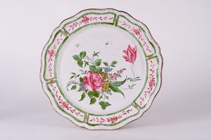 MANIFATTURA DEL XVIII SECOLO - Piatto in ceramica con decoro floreale.
