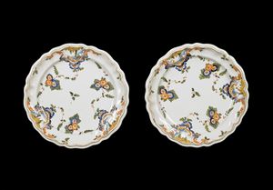 MANIFATTURA VENETA DEL XVIII SECOLO - Coppia di piatti sagomati in ceramica policroma decorata a motivi floreali.