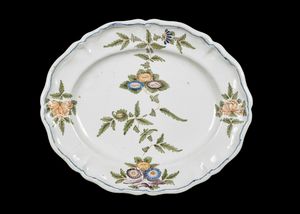 MANIFATTURA VENETA DEL XVIII SECOLO - Piatto sagomato in ceramica policroma decorata a motivi floreali.
