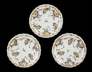 MANIFATTURA VENETA DEL XVIII SECOLO - Tre piatti sagomati in ceramica policroma decorata a motivi floreali.
