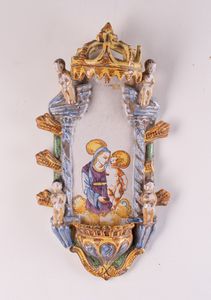 MANIFATTURA ITALIANA DEL XVIII SECOLO - Acquasantiera in terracotta smaltata e policroma raffigurante Madonna con il Bambino.