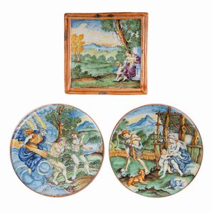 MANIFATTURA DEL XVIII SECOLO - Lotto composto da 2 piattini decorati a motivi biblici e una mattonella dipinta a motivo paesaggistico con personaggi.