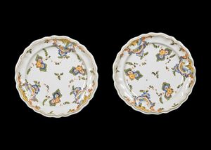 MANIFATTURA VENETA DEL XVIII SECOLO - Coppia di piatti sagomati in ceramica policroma decorata a motivi floreali.