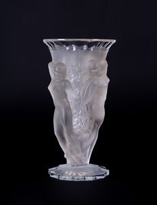 SCHLEVOG HENRY GUNTHER (1904 - 1984) - Vaso 'Trois Bacchantes' (anche detto la vendemmia), vetro satinato riposante su base circolare sfaccettata, soffiato in forma e intagliato.