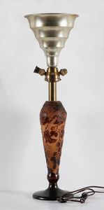 GALLE' EMILE (1846 - 1904) - Piede di lampada supportato da apparecchiatura in metallo postumo, decoro di vite vergine nei toni del bruno rossiccio su fondo miele.