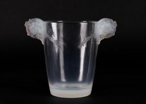 LALIQUE - Vaso chamarade (detto anche Oreilles englantines) modello creato nel 1926, in vetro con anse modellate e applicate a caldo.