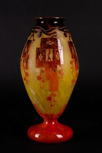LE VERRE FRANCAIS - Vaso Frene, in vetro doppio riposante su base circolare, finemente inciso ad acido su fondo giallo canarino.