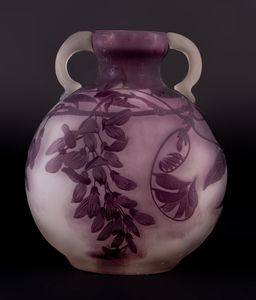 GALLE' EMILE (1846 - 1904) - Gourde in vetro doppio, anse applicate a caldo, decoro a tralci di glicini e foglie nei toni del viola finemente inciso ad acido, fondo bianco opalescente leggermente sfumato violetto.