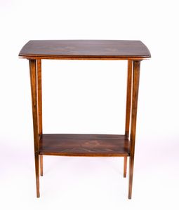 GALLE' EMILE (1846 - 1904) - Tavolino in marquetiere con legni di varie essenze a due ripiani, decoro floreale di garofani e foglie, gambe piramidali e rastremate.