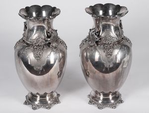 ARGENTIERE ITALIANO DEL XX SECOLO - Coppia di vasi in argento sbalzato e cesellato.