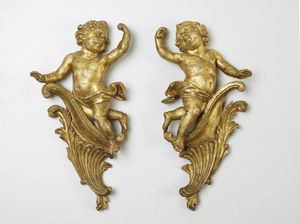 MANIFATTURA ITALIANA DEL XVIII SECOLO - Coppia di putti in legno scolpito e dorato.