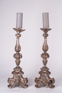 MANIFATTURA VENETA DEL XVIII SECOLO - Coppia di candelabri dorati a mecca e intagliati.