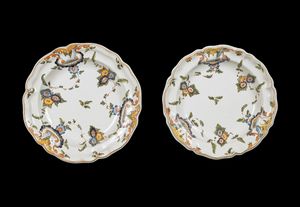 MANIFATTURA VENETA DEL XVIII SECOLO - Coppia di piatti in maiolica decorati a motivi floreali.