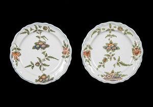 MANIFATTURA VENETA DEL XVIII SECOLO - Coppia di piatti in maiolica decorati a motivi floreali.