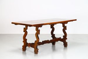 MANIFATTURA ITALIANA DEL XIX SECOLO - Tavolino 'fratino' in legno di noce.