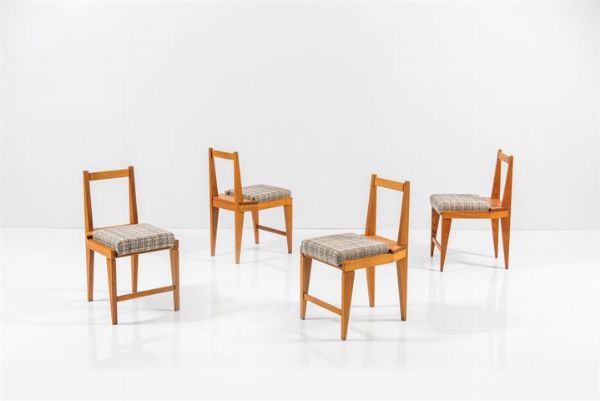 PRODUZIONE ITALIANA : Quattro sedie con struttura in legno chiaro  sedute imbottite rivestite in tessuto. Anni '60 cm 80x42x47  - Asta Design - Associazione Nazionale - Case d'Asta italiane