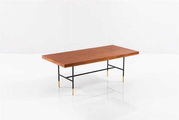PRODUZIONE ITALIANA : Tavolino in legno di noce e metallo verniciato  terminali in ottone  Anni '60 cm 43x120x55  - Asta Design - Associazione Nazionale - Case d'Asta italiane