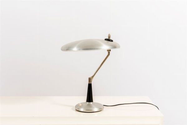TORLASCO OSCAR : Lampada da tavolo in alluminio verniciato e ottone nichelato. Prod. Lumi anni '60 cm 50x36  - Asta Design - Associazione Nazionale - Case d'Asta italiane