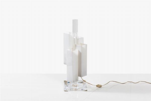 PRODUZIONE ITALIANA : Lampada da tavolo in plexiglass trasparente e bianco. Anni '60 h cm 76 5  - Asta Design - Associazione Nazionale - Case d'Asta italiane